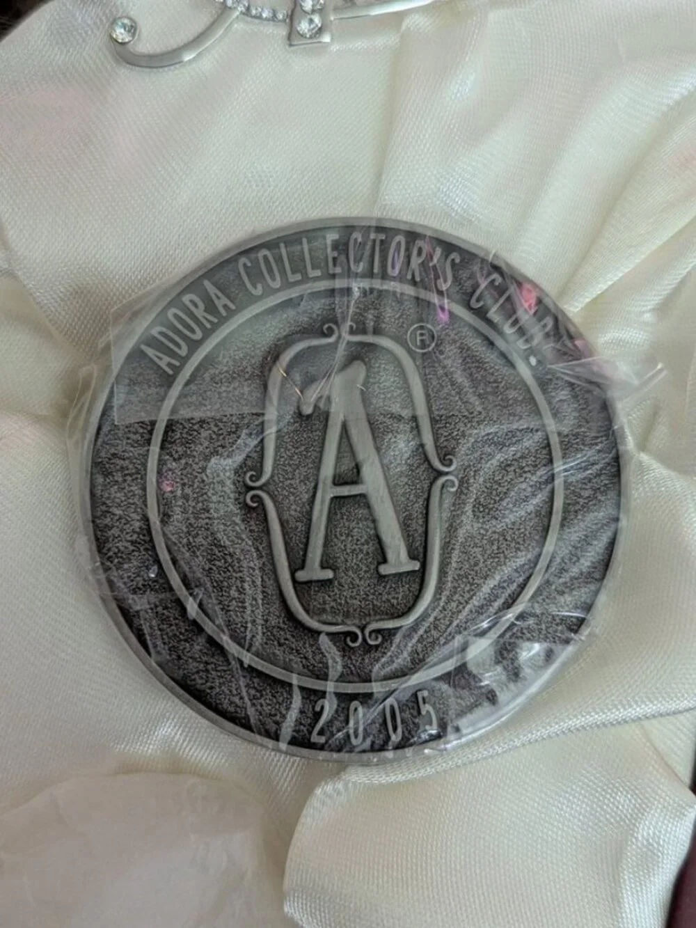 NEW 2005 Adora Collector's Club Limited Edition Doll Box Pin Brooch Stand Coin